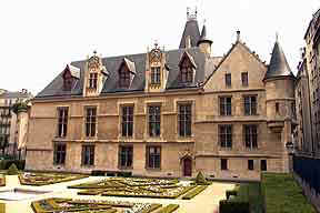 Hôtel de Sens et jardin.jpg (9426 octets)